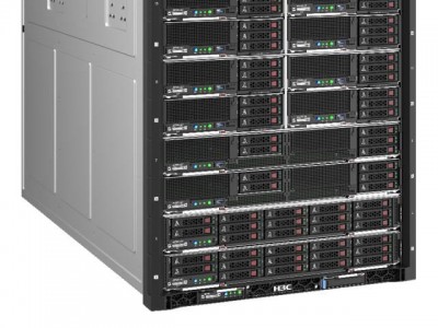 刀片服务器和VM服务器的区别（而刀片式服务器必须利用
专用机箱）